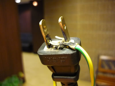 アース線付きコンセントプラグ