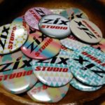 ZIXスタジオ8周年記念缶バッジ