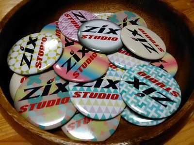 ZIXスタジオ8周年記念缶バッジ