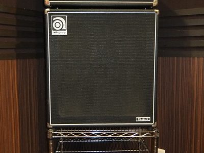 ベースアンプ（Ampeg SVT-450H）とスピーカーキャビネット（Ampeg SVT-410HE）
